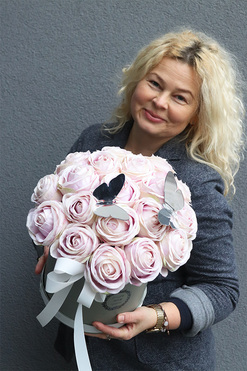 Lustrzane Motyle, różany flowerbox w szarym pudełku, wys.38cm 