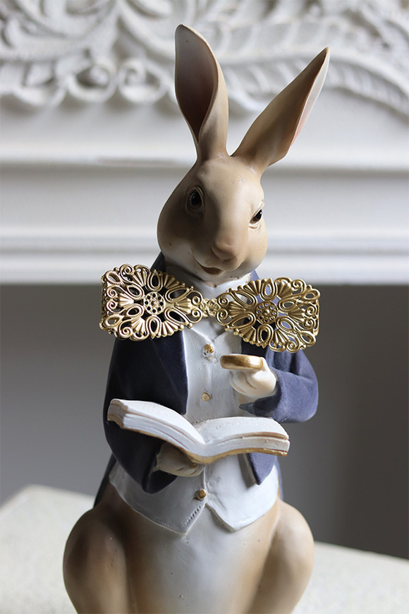 Easter Gentleman B, figurka zajączek z książką