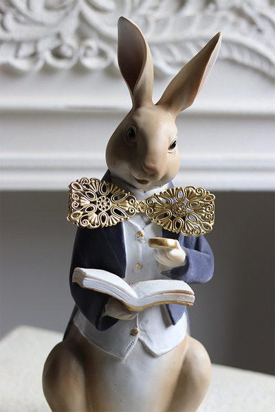 Easter Gentleman B, figurka zajączek z książką