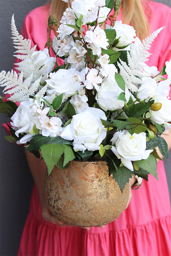 Złota Rezydencja Lorient 2, kompozycja kwiatowa w złotej misie	