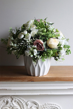 Beigetra, kompozycja kwiatowa, wys.33x35cm