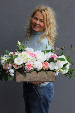 Pastella, kompozycja kwiatowa w srebrnej misie, wym.28x67cm