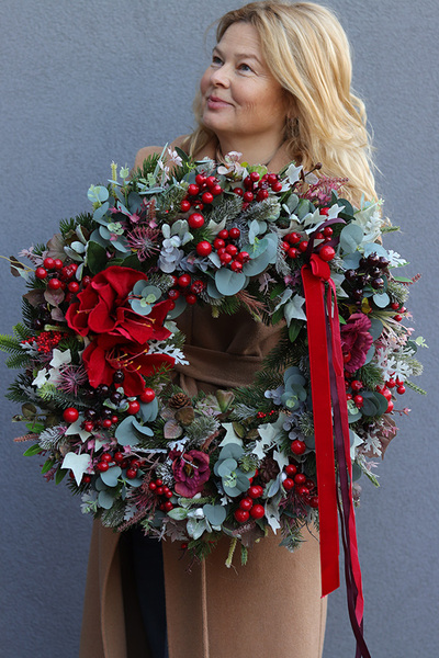 Scarlett, zimowy wianek z bombkami