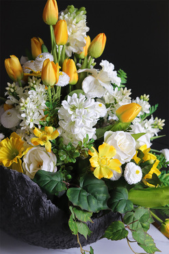 Amira Volcan, kompozycja nagrobna w misie, wys.60cm 