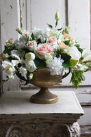 Esmeralda, bogata kompozycja kwiatowa w pucharze, wym.38x45cm