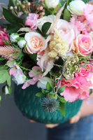 Regulia, kompozycja kwiatowa w turkusowej donicy, wys.38cm 