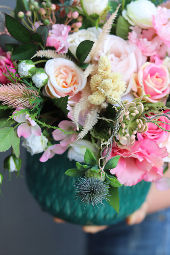 Regulia, kompozycja kwiatowa w turkusowej donicy, wys.38cm 