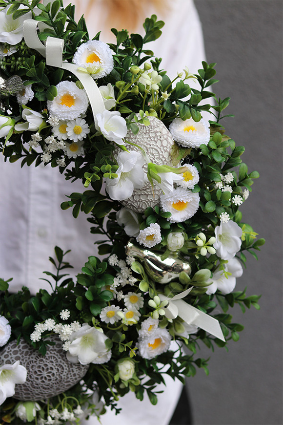 Jajeczny, wielkanocny wianek na drzwi z jajkami