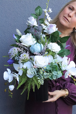 Biała Nostalgia, bukiet nagrobny we wkładzie, dł.60cm