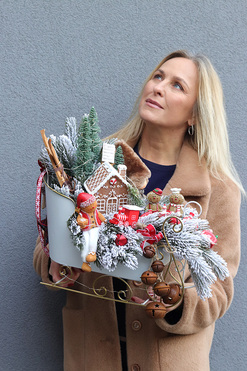 OD RĘKI Jadą Sanie, świąteczny stroik LED, wym.42x46x29cm 