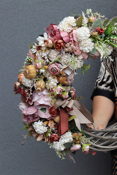 Terania Beige, asymetryczny wianek w brązach