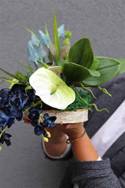 Blue Moon, kompozycja kwiaty na drewnie