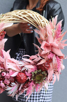 Pink Poem, asymetryczny jesienny wianek z dyniami