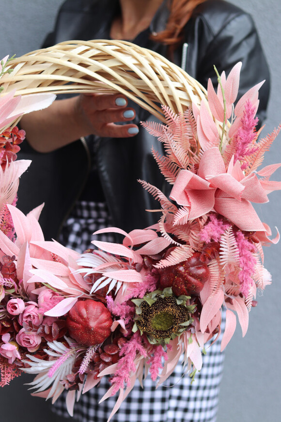 Pink Poem, asymetryczny jesienny wianek z dyniami