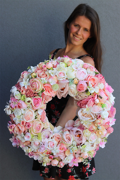 Bellis 2, różowy wianek na drzwi, śr.50cm