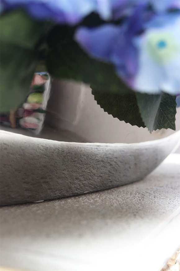 Energia Kosmosu, kompozycja z hortensjami w srebrnej misie