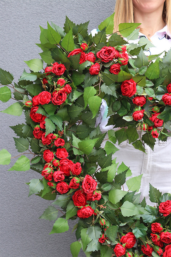 Angielska Róża Red, wieniec nagrobny w kształcie serca