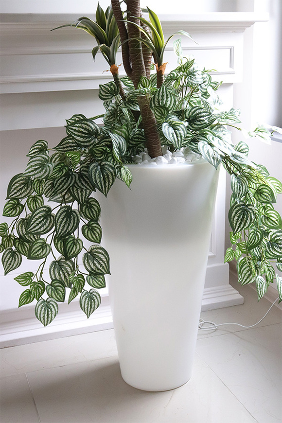 sztuczna jukka w donicy podświetlanej LED