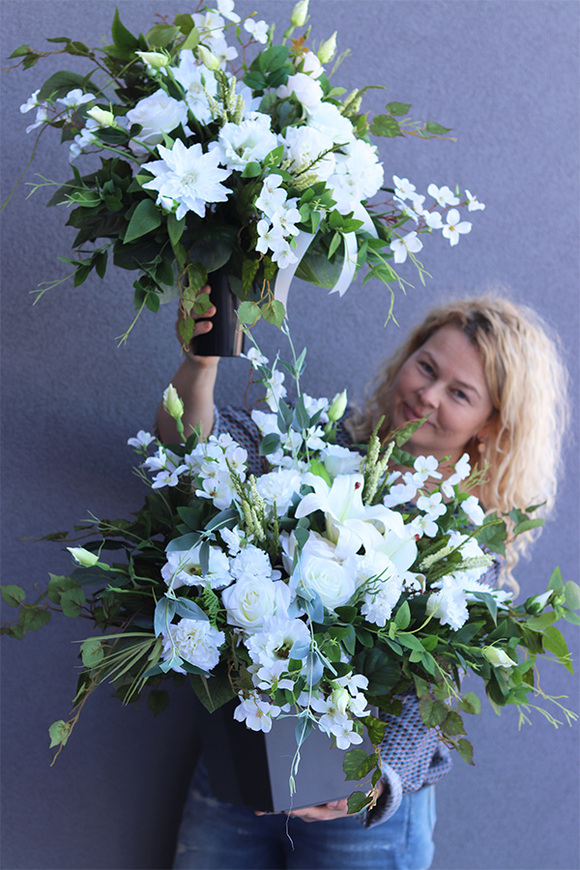 Balerio, biała kompozycja nagrobna w naczyniu, wym.63x65cm 