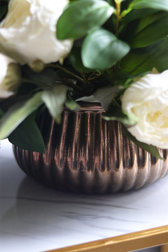 Meruta White, kompozycja kwiatowa z peoniami