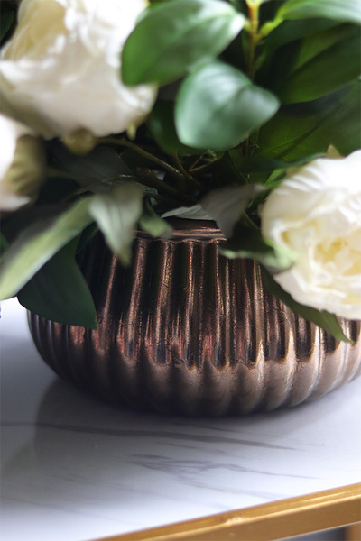 Meruta White, kompozycja kwiatowa z peoniami