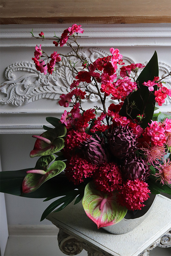 Hotel Warsaw, różowa kompozycja kwiatowa z proteą
