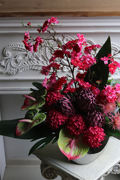 Hotel Warsaw, różowa kompozycja kwiatowa z proteą