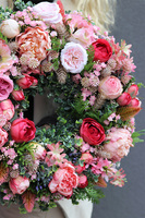 Morelita, różowo - brzoskwiniowy wianek na drzwi