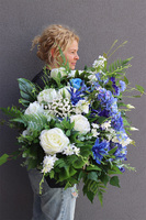 Opera Blue, kompozycja kwiatowa w donicy