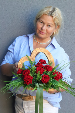 Heartwood Roses, kompozycja nagrobna z różami serce, wym.27x44x22cm