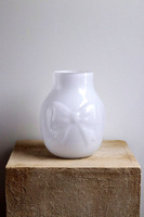 Kokarda Glassier, wazon szklany z kokardą