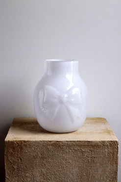 OD RĘKI Kokarda Glassier, wazon szklany z kokardą, biały, wys.20cm 