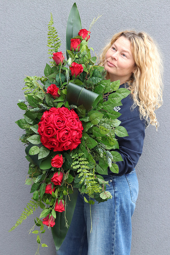 Red Roses, kompozycja nagrobna na podkładzie, wym.27x115x48cm