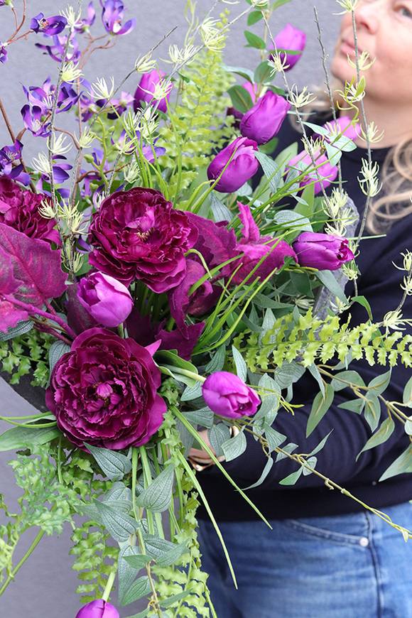 Purple Flowers Volcan, kompozycja nagrobna w betonowej misie, wym.56x70x50cm