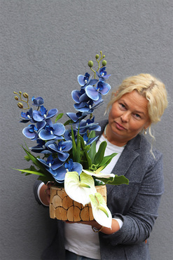 Blue Moon, kompozycja kwiaty w drewnie, wys.54cm