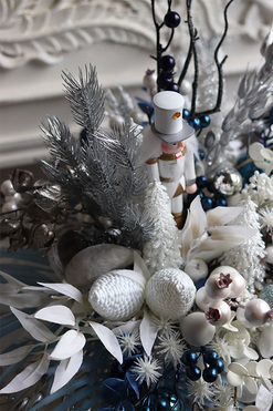 Niebieska Kraina, świąteczny stroik z dziadkiem, wym.64x60cm