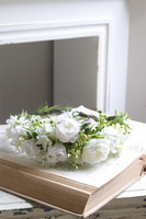 wianek komunijny z białych róż