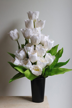 Tulippo White Chalice, nowoczesny bukiet nagrobny we wkładzie, dł.50cm