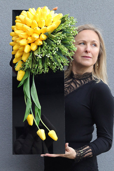 Tulippo New Design Yellow, dekoracja nagrobna na czarnej podstawie