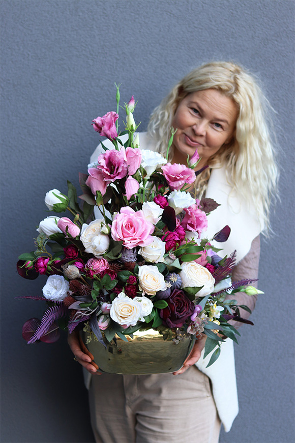 Derenata, kompozycja kwiatowa na komodę