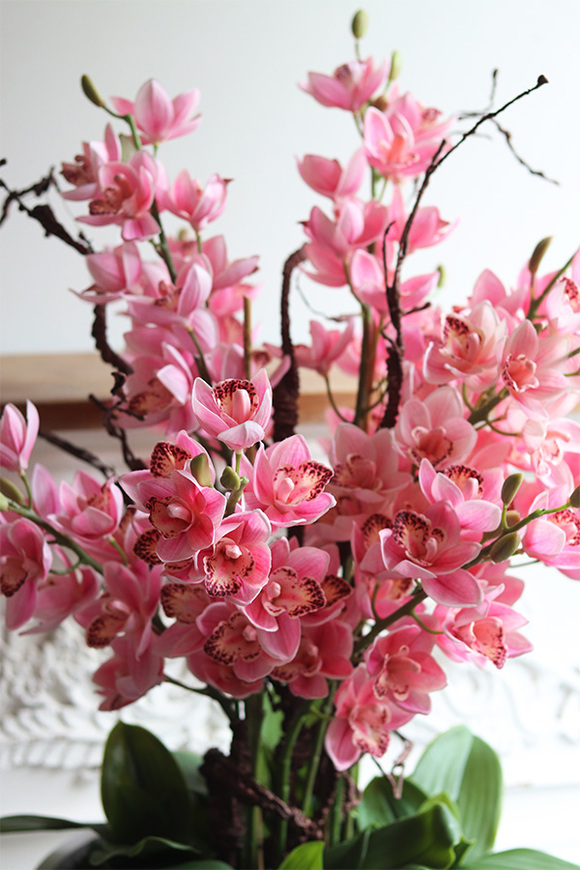 Gizelle Pink Cymbydium, sztuczny storczyk w donicy