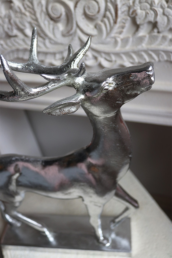 Jeleń Srebrny figurka na cokoliku