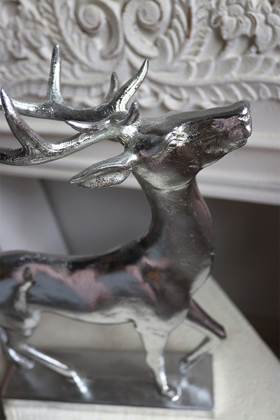 Jeleń Srebrny figurka na cokoliku