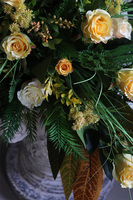 Herbaciane Róże Yellow, bogata wiązanka nagrobna