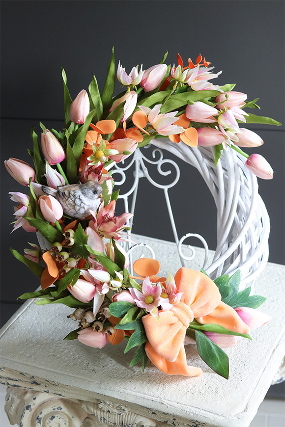 Morello Spring, wianek z tulipanami na drzwi