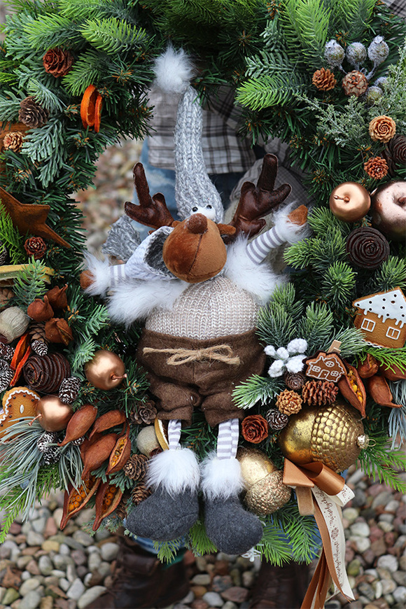 Reniferro, świąteczny wianek z lalką