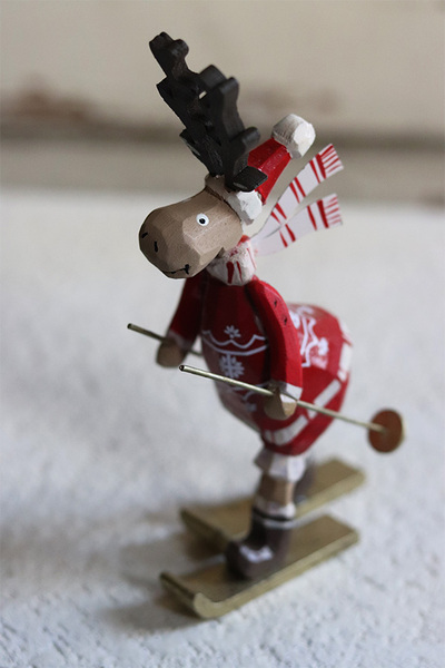 Reindeer A, figurka świąteczna, renifer na nartach, wys.16cm