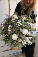 Elegancja Zimowa, kompozycja kwiatowa w złotym pucharze, wys.58cm 