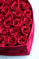 czerwony flowerbox z różami na walentynki, Serce Premium