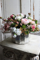 kompozycja kwiatowa w srebrnej donicy, Silver Pinko, wym.26x32cm